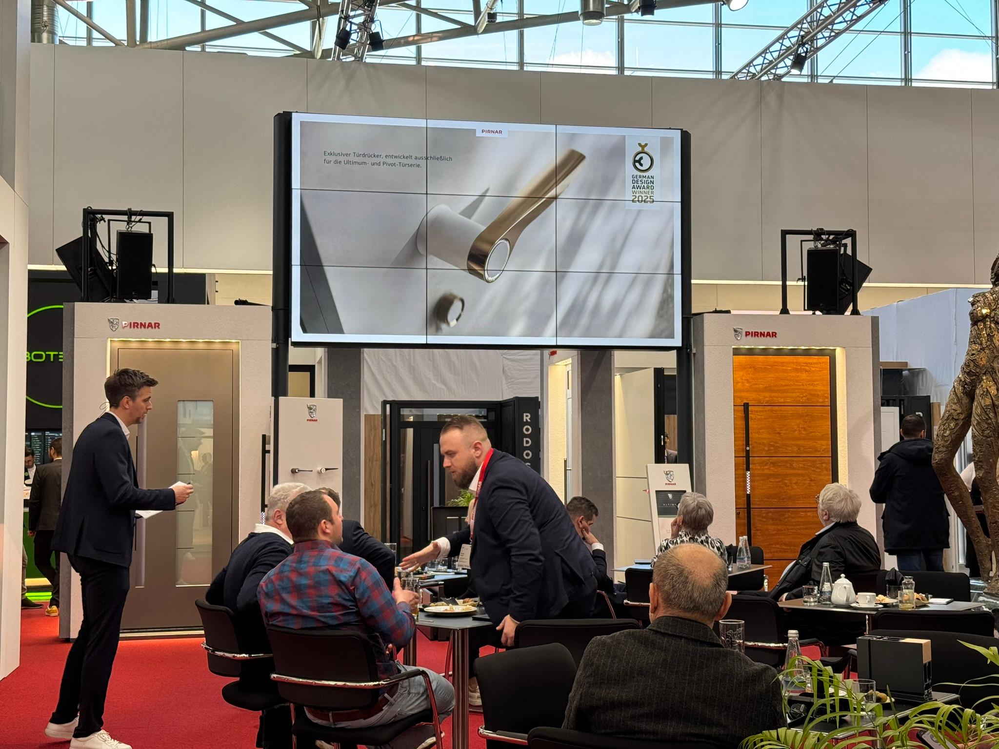 Pirnar trade-fair stand with the Magnifica handle on a large screen