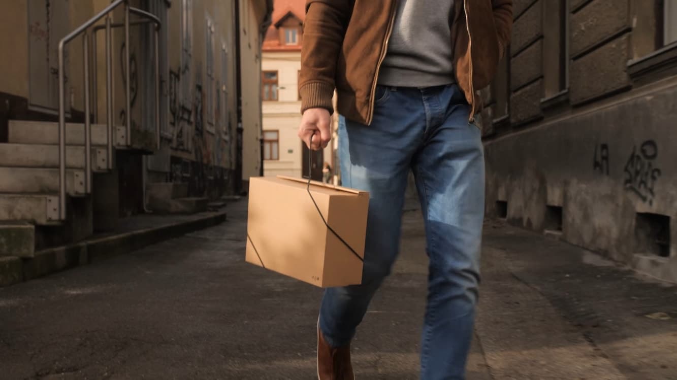 Person carrying a parcel with the Bagless Cord