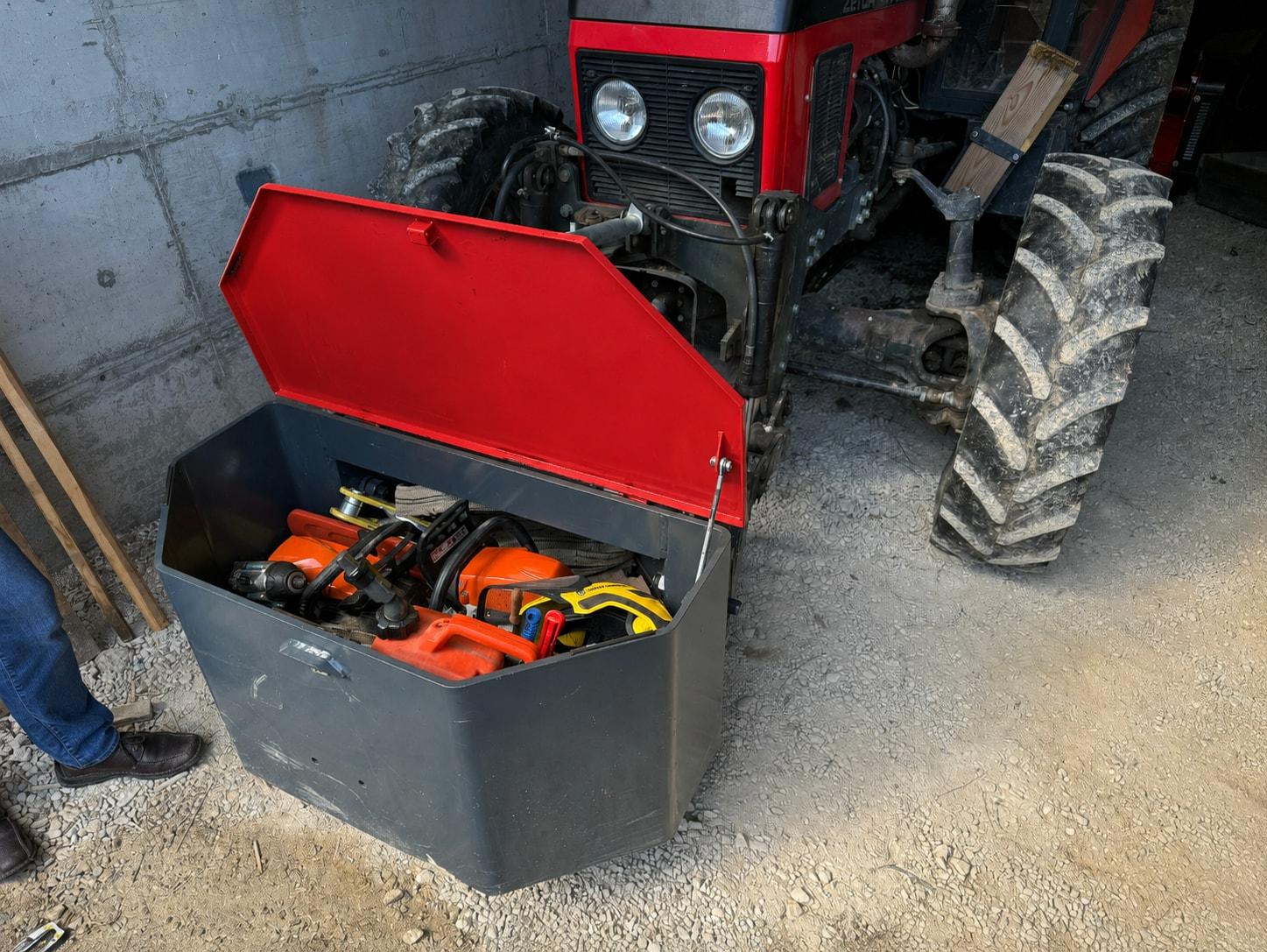 Existing transport box research: cluttered single-compartment box on a tractor