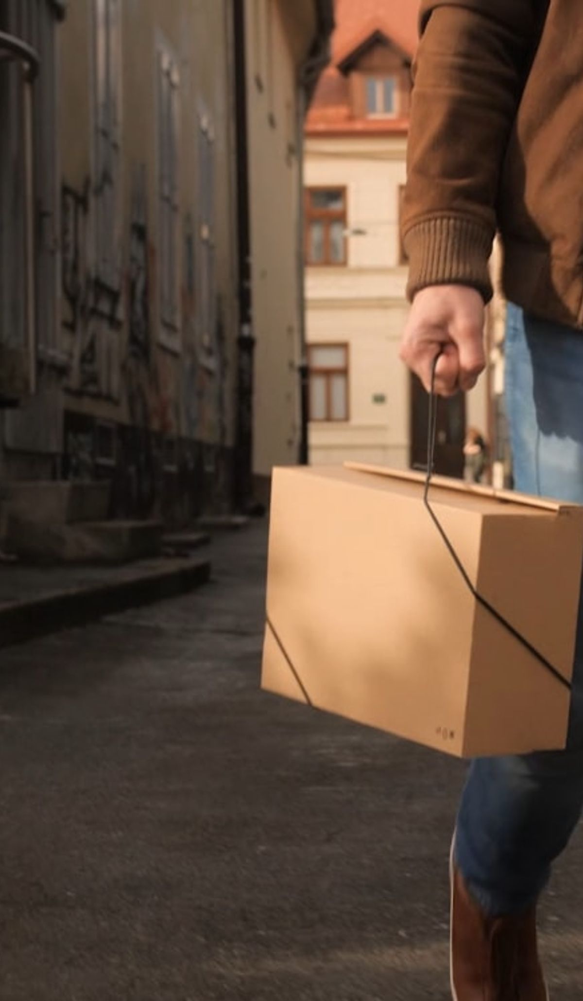 Person carrying a parcel with the Bagless Cord